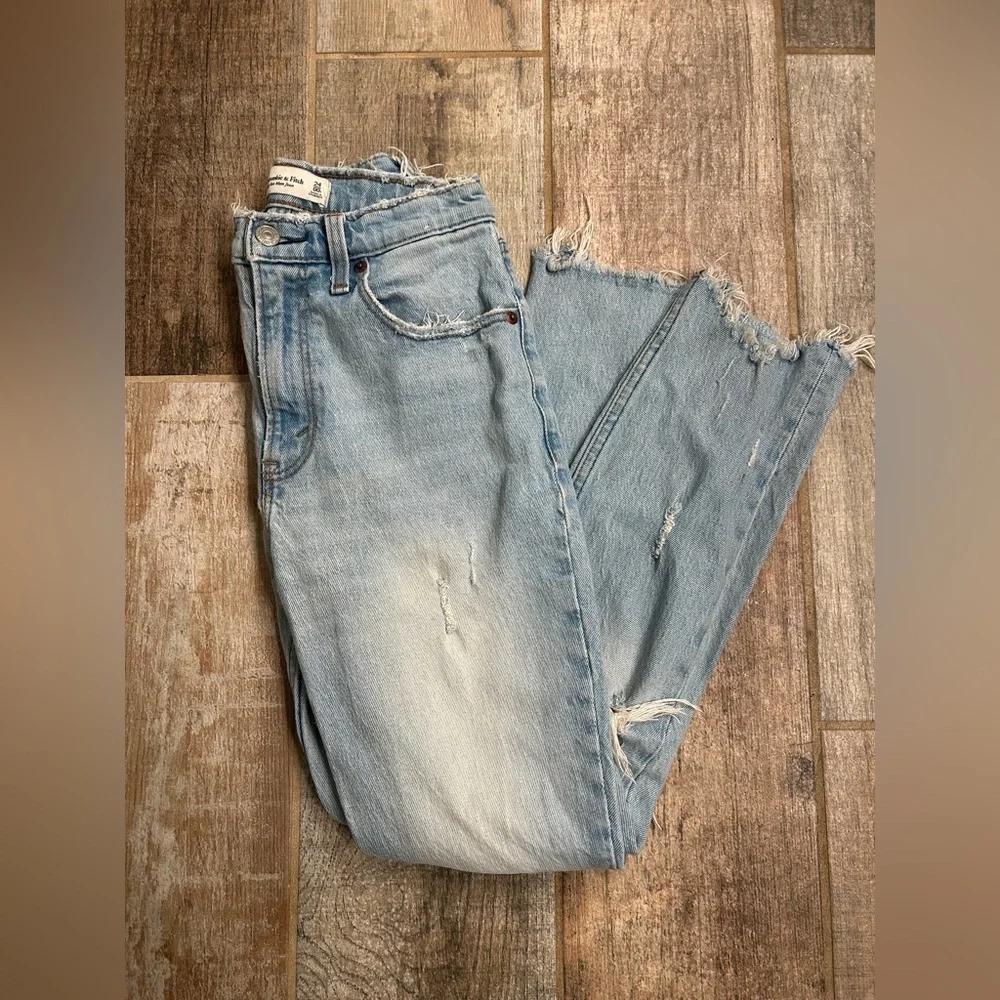 Abercrombie & Fitch High Rise Mom Jean - Light Destroy